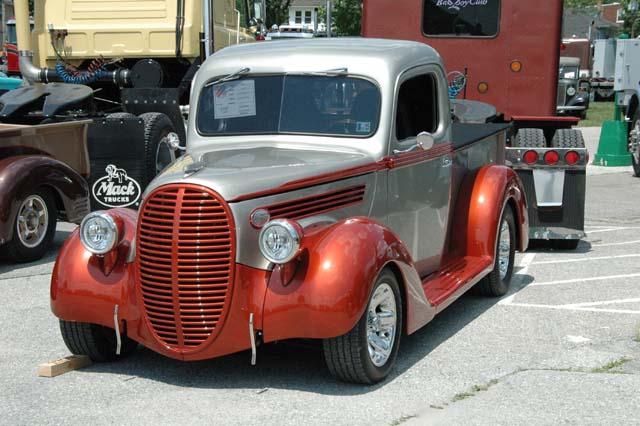 Camioneta Ford de 1939 restaurada con un característico estilo Hot Rod.